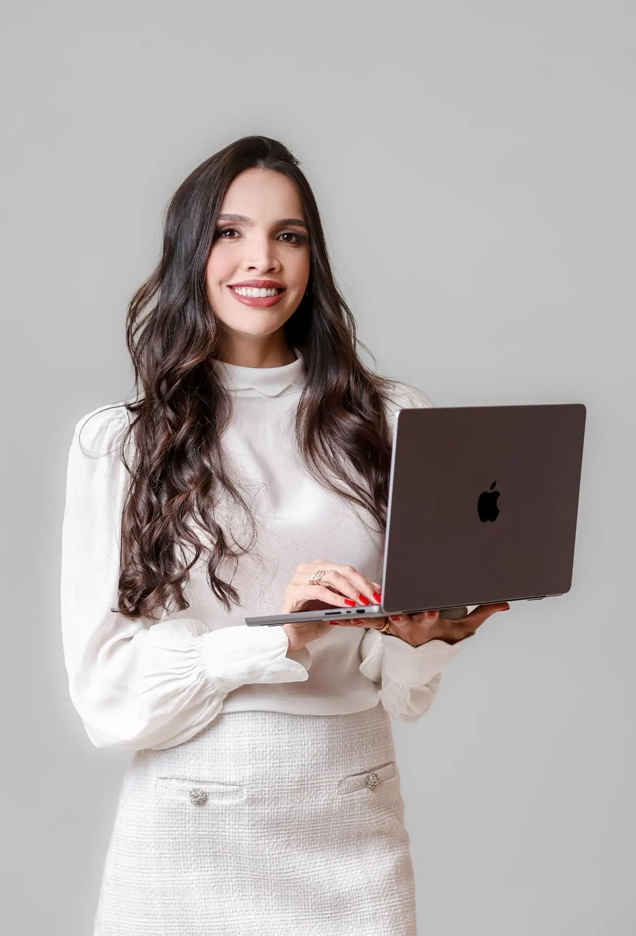 Bruna Fernandes, fundadora da Escola Vize, com um laptop nas mãos