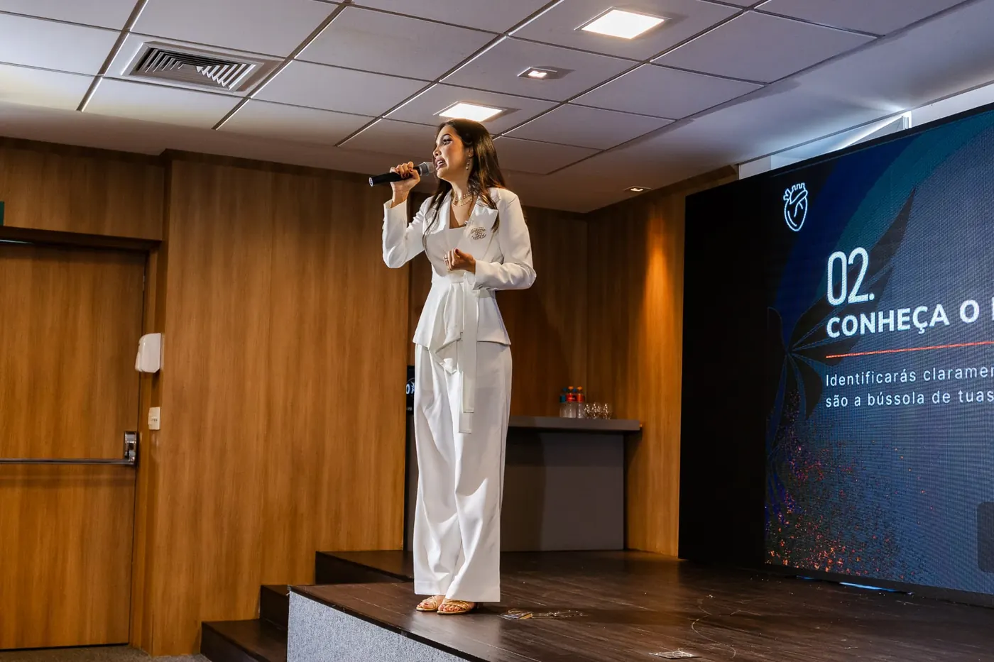 Bruna Fernandes palestrando no palco da imersão Acelere Sua Confeitaria